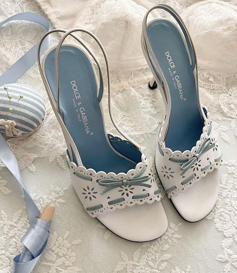 Kasut Kahwin, Shoes With Bows, Pretty Heels, Dr Shoes, Smink Inspiration, Vintage Heels, Bow Sandals, Fancy Shoes, Girly Shoes