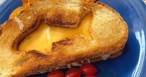 Shark Shaped Food, Shark Sandwich, Shark Themed Food, Toasted Cheese Sandwich, Shark Week Recipes, Aquarium Trip, Fancy Grilled Cheese Sandwiches, Shark Party Ideas, Shark Food