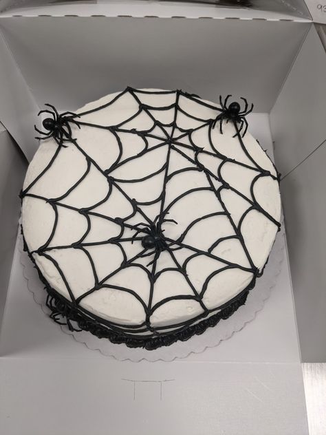 Spider Web Birthday Cake, Spiderweb Cake Design, Halloween Spider Cake, Round Halloween Cakes, Halloween Cake Designs Easy, Goth Cake Ideas, Halloween Round Cakes, Spider Cake Birthday, Halloween Heart Cake