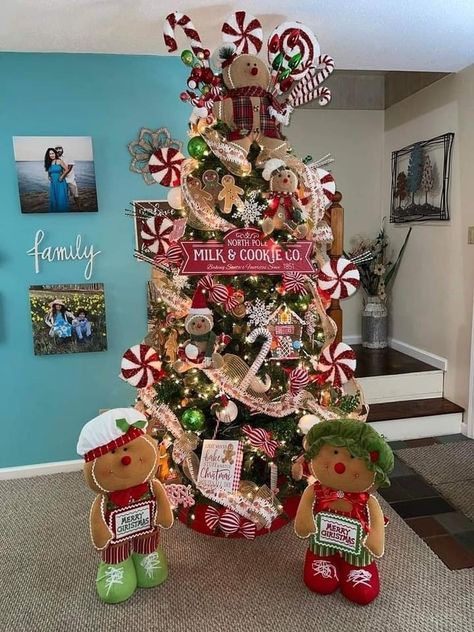 Natal, Ginger Bread Man Christmas Tree, Gingerbread Trees Christmas, Gingerbread Christmas Tree Ideas, Gingerbread Garland, Gingerbread Man Christmas Tree, Grinch Decor, Gingerbread Kitchen, Instagram Magazine