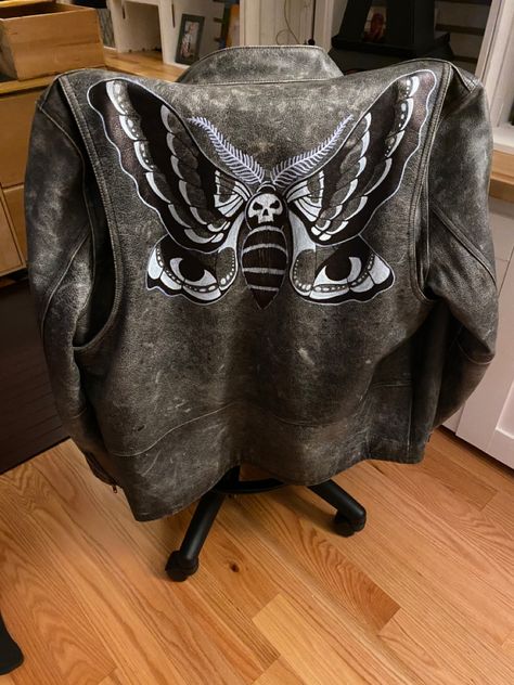 Deathshead sphinx moth on leather jacket with black Sharpie permanent marker and white oil based Sharpie paint pen. Painted Leather Jacket Punk, Paint On Leather Jacket, Sharpie Clothes, Goth Jacket, Sphinx Moth, Oil Based Sharpie, Painted Leather Jacket, Clothes Art, Jacket Ideas