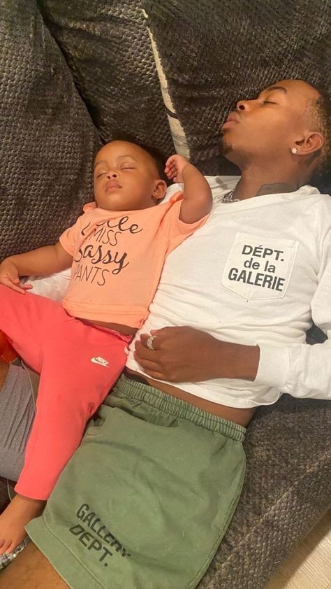 Dad Aesthetic, Mom Dad Baby, Pregnancy Goals, Black Baby Boys, Father And Baby, Mommy And Son, Father And Daughter, Black Fathers, Cute Relationship Photos