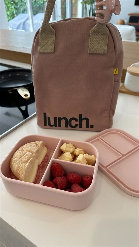 Kids bento box ideas Healthy Lunch Ideas To Go, Lunch Box Ideas For Adults Aesthetic, Unique Lunch Box Ideas, Small School Lunch Ideas, Easy Meals For School Lunch Ideas, What To Pack For School Lunch Ideas, Packed Lunch Ideas Aesthetic, Lunch At Work Aesthetic, Food To Make For School