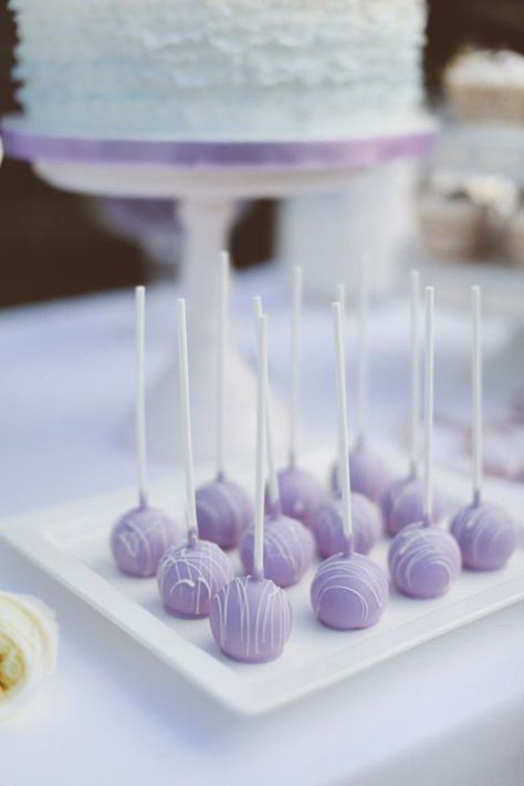 Lila Party, Wedding Cake Table Decorations, Lavender Wedding Theme, Lavender Bridal Bouquet, Lavender Cake, Wedding Themes Summer, Cake Table Decorations, Lilac Wedding, Wedding Cake Table