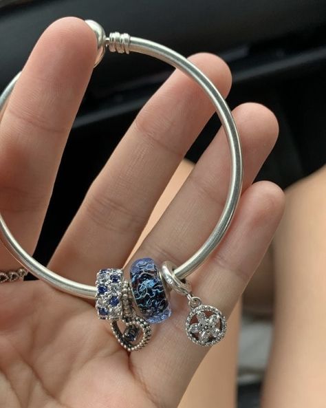 Pandora Bracelet Charms Ideas, Pandora Bangle Bracelet, Pandora Bracelet Designs, Pandora Bangle, Pandora Bracelet Silver, Pandora Armband, Pandora Jewelry Charms, Dope Jewelry, Pandora Bracelet Charms