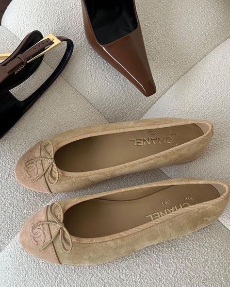 Suede moment ✨ | Instagram Luxury Wishlist, Shoe Goals, Office Aesthetic, Fashion Girly, Fall Lookbook, Fantastic Shoes, Suede Ballet Flats, Vintage Heels, Cold Weather Fashion