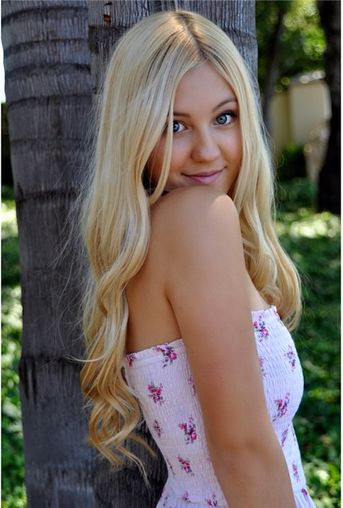 Ava Sambora Facebook Pic, Ava Elizabeth, Heather Locklear, Blonde Beauty, Pretty Woman, Off Shoulder Blouse, On Tumblr, One Shoulder Blouse, Strapless Top