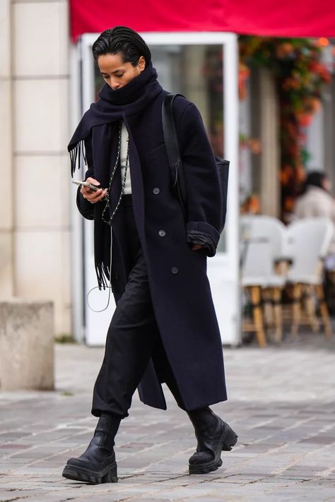 Chelsea Platform Boots Outfit, Chelsea Boots Dress Outfits, Platform Chelsea Boots Outfit, Black Chelsea Boots Outfit Women, Black Chelsea Boots Outfit, Chelsea Boot Outfits Women, Sock Boots Outfit, Chelsea Boot Outfit, Platform Boots Outfit