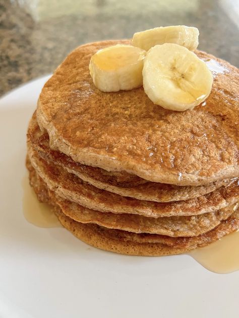 Blender Oatmeal Banana Pancakes - Peanut Butter and Jilly Blender Oatmeal, Waffle Biscuits, Vegan Banana Pancakes, French Toast Waffles, Banana Oatmeal Pancakes, Banana Oat Pancakes, Oatmeal Banana, Vegan Oatmeal, Oatmeal Pancakes