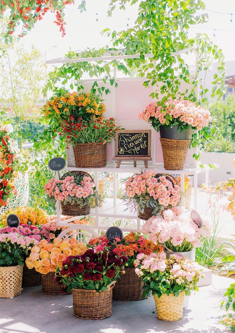 Unique Bridal Shower Ideas, Bloom Bar, Pink Dinner, Garden Party Bridal Shower, Bridal Shower Inspo, Garden Bridal Showers, Spring Bridal Shower, Summer Bridal Showers, Bridal Shower Tables