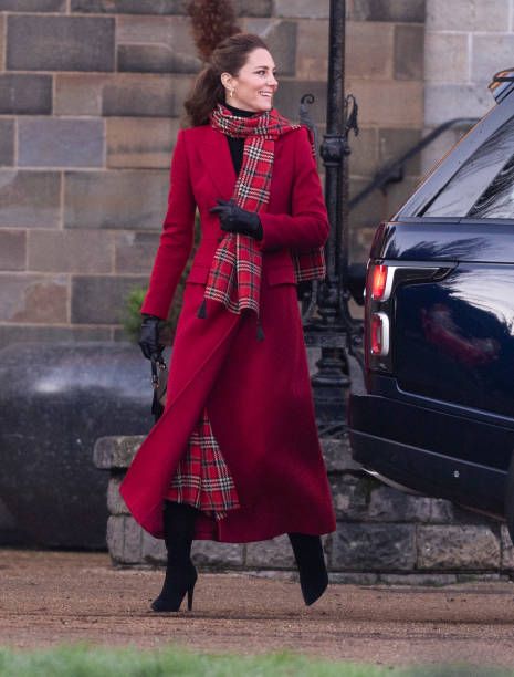 Red Trench Coat Outfit, Red Coat Outfit, Kate Middleton Stil, Duchess Dress, Kate Middleton Style Outfits, Royal Train, Train Tour, Estilo Real, Middleton Style