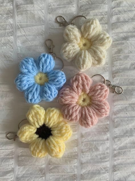 Crochet a daisy flower keychain with this easy pattern. Perfect for beginners, this project is quick and easy to Crochet Accessories Keychain, Couture, Cute Crochet Ideas Flowers, Yarn Key Chains, How To Crochet Daisy Flower, Cute Little Crochet Gifts, How To Make Crochet Keychain, Croche Keychains, Cute Easy Crochet Gifts