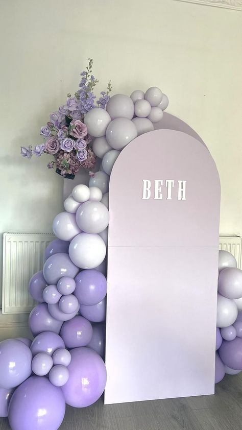 Lilac Balloon Decorations, Purple Balloon Backdrop, Lilac Birthday Decorations, Lilac Balloon Garland, Lilac Baby Shower Ideas, Backdrop Aesthetic, Purple Balloon Arch, Purple Balloon Garland, Lilac Baby Shower