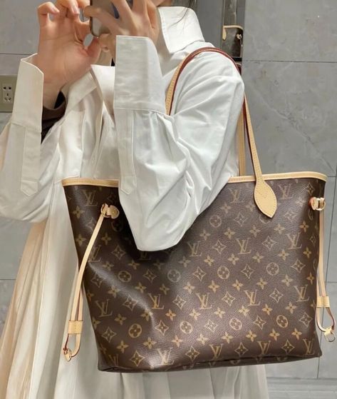 Lv Neverfull Outfit, Neverfull Mm Outfit, Dreams Vision Board, Neverfull Outfit, Louis Vuitton Neverfull Outfit, Aesthetic Luxury Lifestyle, Louis Vuitton 2020, Tote Bag Outfit, Louis Vuitton Mm