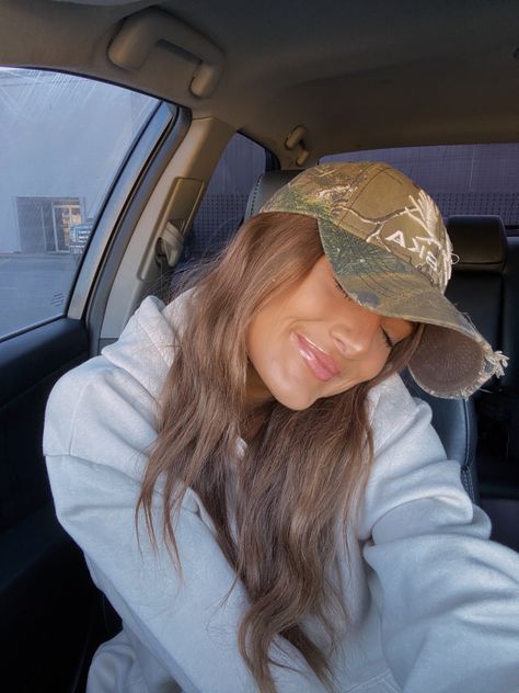 Country Baseball Caps Women, Carhart Hats Outfit, Camo Beanie Outfit, Camo Baseball Hat Outfit, Fishing Hat Outfit Women, Army Hat Outfit, Baseball Cap Picture Ideas, Camo Cap Outfit, Stagecoach Hair