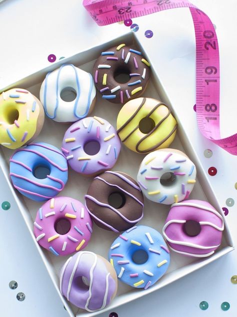 Donat Glaze, Donut Decorating Ideas, Fancy Donuts, Donuts Gourmet, Kue Macaroon, Sewing Christmas Gifts, Sewing Christmas, Donut Decorations, Cute Donuts