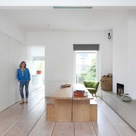 Penelope Chilvers, fashion designer, at her home (AKA Pawson House), designed by John Pawson, London, UK 1999 John Pawson Architect, Ruins Architecture, John Pawson, Timeless Interiors, Home Fireplace, Kitchen Extension, In Focus, Minimalism Interior, Residential Design