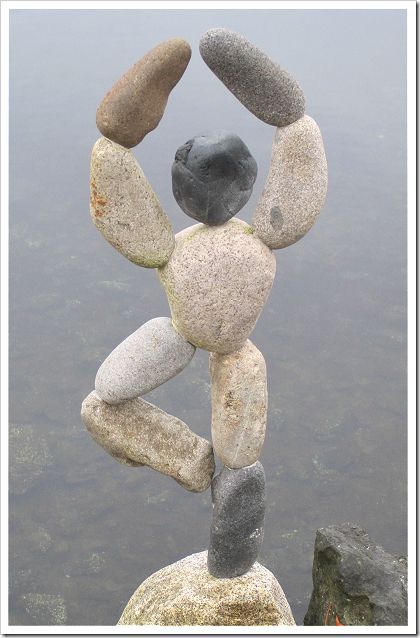 Rock person balancing Rock Cairn, Tattoo Plant, Stone Pictures Pebble Art, Garden Rock Art, Pebble Art Family, Rock Sculpture, Rock Garden Design, Art Pierre, Rock And Pebbles