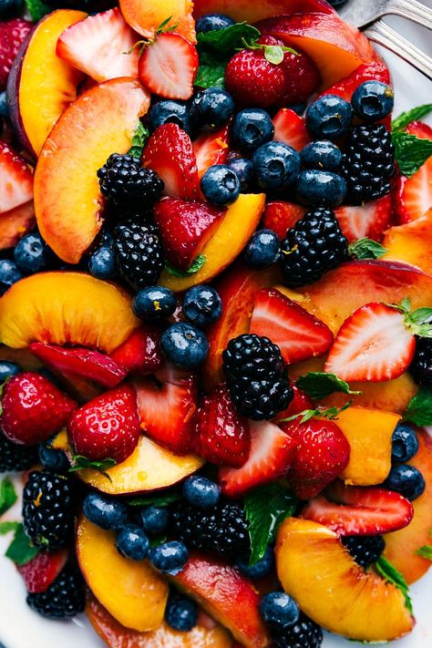 The best ever easy fruit salad recipes with fresh peaches, blueberries, strawberries, blackberries, and a simple orange dressing. This delicious, good for you salad is going to be your new favorite! Recipe via chelseasmessyapron #easy #recipe #forparty Recipes With Fresh Peaches, Summer Potluck Dishes, Aesthetics Pink, Easy Fruit Salad, Orange Dressing, Orange Recipe, Fresh Peach Recipes, Easy Fruit Salad Recipes, Fruit Salad Recipe