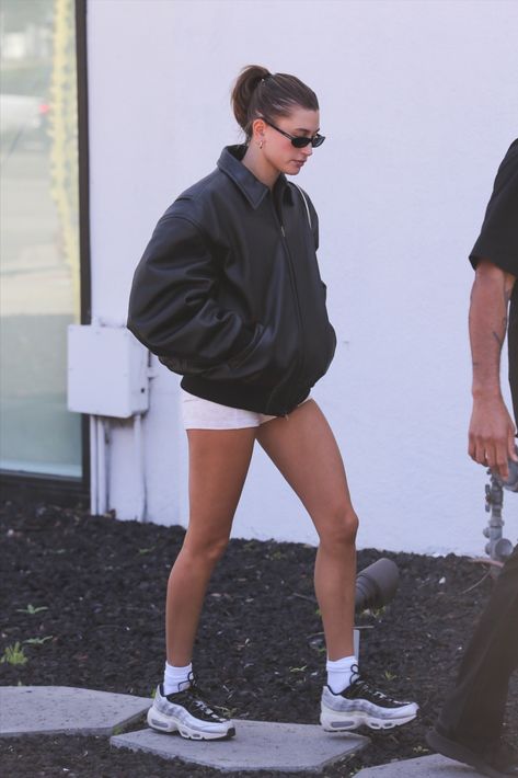 Hailey Bieber Street Style, Hailey Bieber Outfits, Hailey Bieber Style, Street Dress, Sporty And Rich, Fall Fits, Simple Trendy Outfits, Casual Sporty, Hailey Bieber