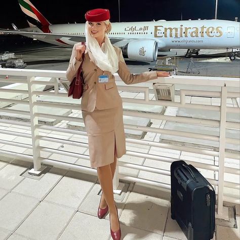 Emirates Airline Cabin Crew, Emirates Flights, Emirates Cabin Crew, Airline Cabin Crew, Airline Uniforms, Uae National Day, Flight Attendant Fashion, Emirates Airline, Flight Attendant Life