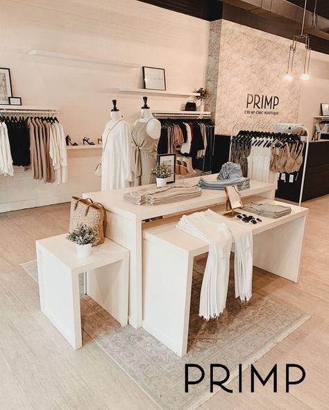 Neutral Boutique Interior, Cutest Boutiques Shops, Display Tables Retail Boutiques, Botique Interiors Fashion Boutique, Boutique Decor Ideas, Boutique Display Ideas, Neutral Boutique, Modern Boutique Interior, Small Boutique Interior Design Ideas