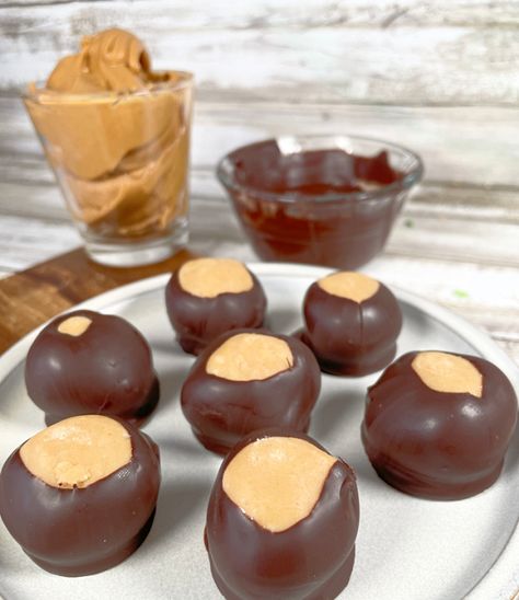 Homemade No Bake Buckeye Cookie Recipe - Laura Kelly's Inklings Buckeye Cookies Recipe, Peanut Butter Playdough, Buckeye Cookies, Chocolate Dipping, Buckeyes Recipe, Cookie Dough Filling, Christmas Cookie Recipes Holiday, Soft Gingerbread Cookies, Butter Pecan Cookies