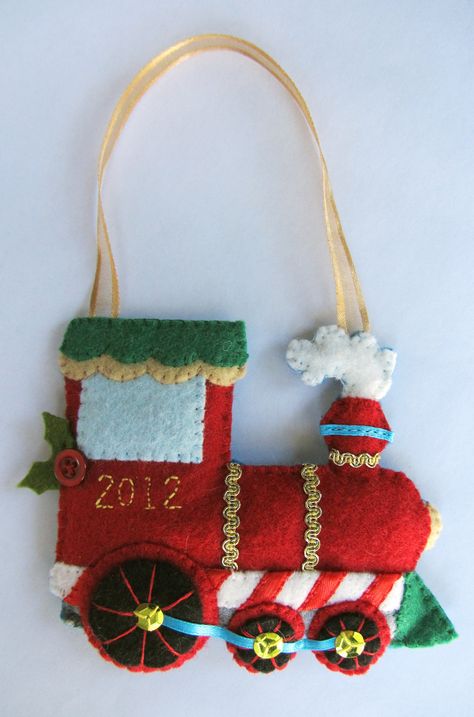 Baby Mobil, Train Ornament, Holiday Train, Felt Crafts Christmas, Felt Christmas Decorations, Ornament Tutorial, Christmas Train, Felt Decorations, Felt Christmas Ornaments