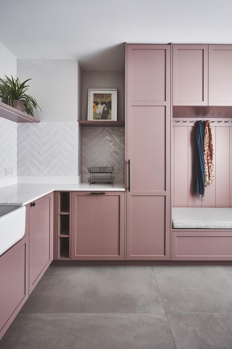 Pink Kitchen Cabinets, Sulking Room Pink, Pink Laundry Rooms, Pink Cabinets, Kabinet Dapur, Boot Room, Bedroom Color Schemes, Pink Kitchen, Utility Room