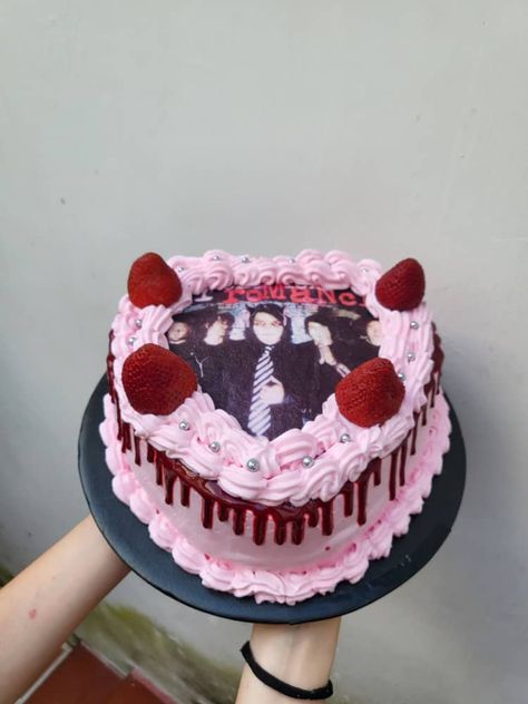 Mcr Cake My Chemical Romance, My Chemical Romance Photos, My Chemical Romance Party Ideas, Mcr Birthday Party, Mcr Birthday Cake, Emo Cakes Birthdays, Mcr Birthday, My Chemical Romance Cake, Mcr Cake