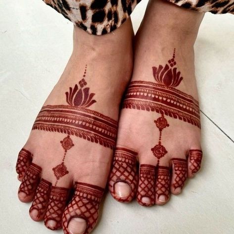 Mehendi Design For Leg Easy, Bal Mehndi Design Simple, Mehandi Legs Design, Mehendi Dulhan Design, Dulhan Mehndi Designs Easy, Bal Mehndi Design, Mehandi Designs For Dulhan, Mehandi Feet Designs, Mehendi Design For Feet Simple