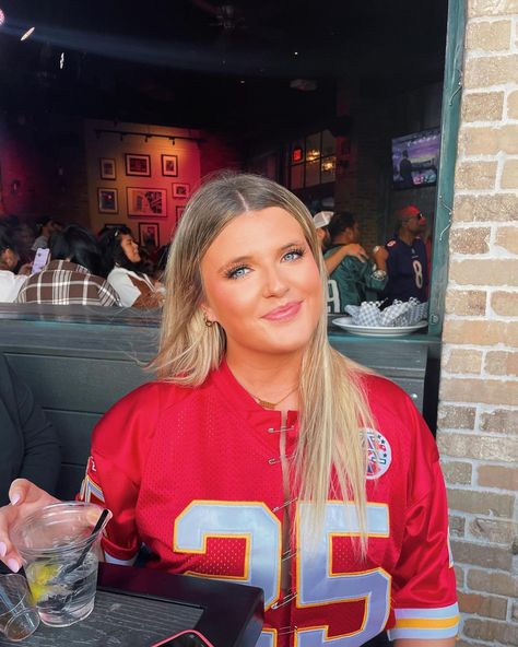 Vintage Jersey Outfit, Chiefs Game Day Outfit, Chiefs Game Day, Kansas City Chiefs Jersey, Chiefs Jersey, Cropped Jersey, Upcycle Vintage, Chiefs Game, Insta Inspiration