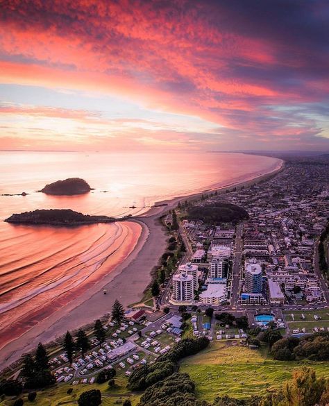 Mt Maunganui in NEW ZEALAND (@destinationnz) on Instagram: “An excellent shot from the Mount looking down at Tauranga captured by the awesome @rachstewartnz #mtmaunganui_NZ Mount Maunganui New Zealand, New Zealand Aesthetic, New Zealand Summer, Mt Maunganui, Tauranga New Zealand, New Zealand Beach, Exchange Program, Mount Maunganui, Best Vacation Destinations