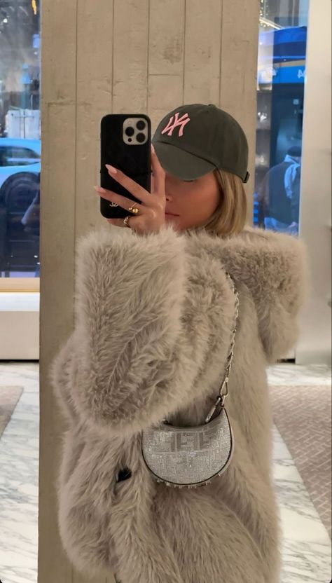 Fur Waistcoat Outfit, Bandana Cap, Getting Bored, Classy Winter Outfits, Cold Weather Outfits, Winter Fits, Winter Fashion Outfits, Winter Looks, Autumn Winter Fashion