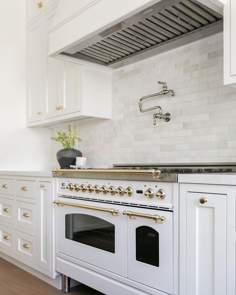 Our bestselling Conical Pendant is on sale. ✨ Don't miss out on up to 50% off styles for your kitchen refresh during our 4th of July Warehouse Sale! Design and photo by @mullendesignco Black Gas Stove, French Stove, Gas Stoves Kitchen, Gas Range Double Oven, Builder Grade Kitchen, Stove Black, Basket Home Decor, Black Ovens, Sweet As Honey