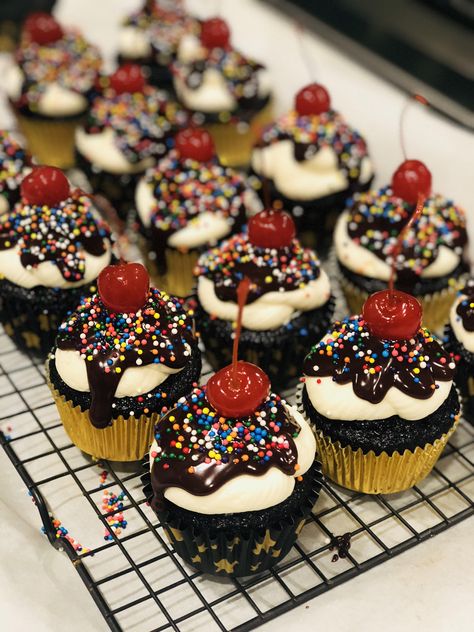 [homemade] Hot Fudge Sundae Cupcakes Hot Fudge Sunday, Bday Snacks, Baddie Birthday, Sundae Cupcakes, Hot Fudge Sundae, Fudge Sundae, Homemade Hot Fudge, Aesthetic Foods, Ice Cream Cupcakes