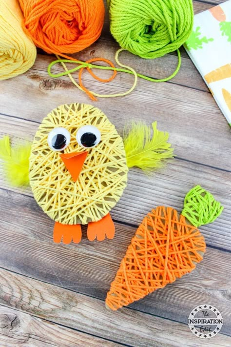 Easter Chick Yarn Craft - Tutorial on the Inspiration Edit. A simple, easy and fun easter crafts for little ones. #eastercrafts #Easter #craftideas #easter #easterchick #eastercarrot #yarn #stringart #easteractivities #easterforkids #kbnmoms #crafts Preschool Easter Craft, Easter Crafts Kids, Simple Easter Crafts, Påskeaktiviteter For Barn, Chick Craft, Easter Chick Craft, Diy – Velikonoce, Pasta Crafts, Yarn Art Projects