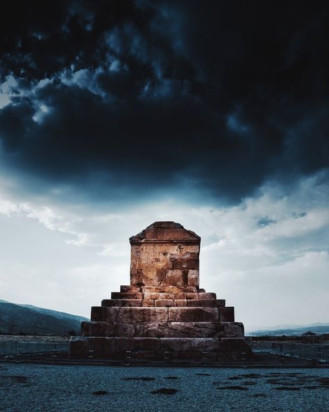 Farvahar Wallpaper, Cyrus The Great Wallpaper, Ancient Persian King, Tomb Of Cyrus, Iranian Photography, Iran Photography, Cool Wallpapers Music, Iron Man Fan Art, Ancient Persian Art