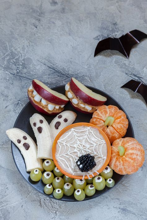 Spooky Fruit Platter with Spider Web Fruit Dip ~ Mommy's Playbook Halloween Fruit Treats, Spooky Fruit, Marshmallow Fluff Fruit Dip, Banana Ghosts, Halloween Food Crafts, Spooky Dinner, Clementine Orange, Halloween Breakfast, Fruit Dips Recipes