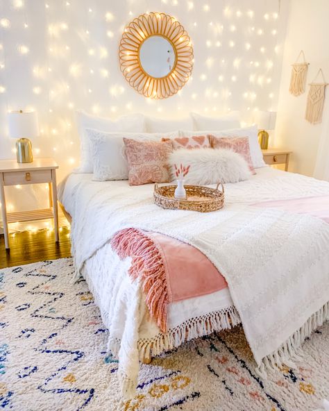 Light Pink And Orange Bedroom, Boho Chic Bedroom Pink, Pink Boho Bedroom, Preppy Bedroom, College Dorm Room Decor, Preppy Room Decor, Preppy Room, Cozy Room Decor, Redecorate Bedroom