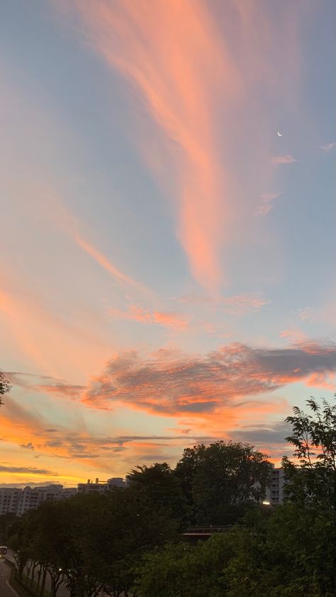 Cute Pictures Of The Sky, Pictures Of The Moon Aesthetic, The Moon In The Sky, Cute Sky Pictures, Cloud Pictures Sky, Pretty Pictures Of The Sky, Por Do Sol Aesthetic, Sky View Aesthetic, Sunset Skys