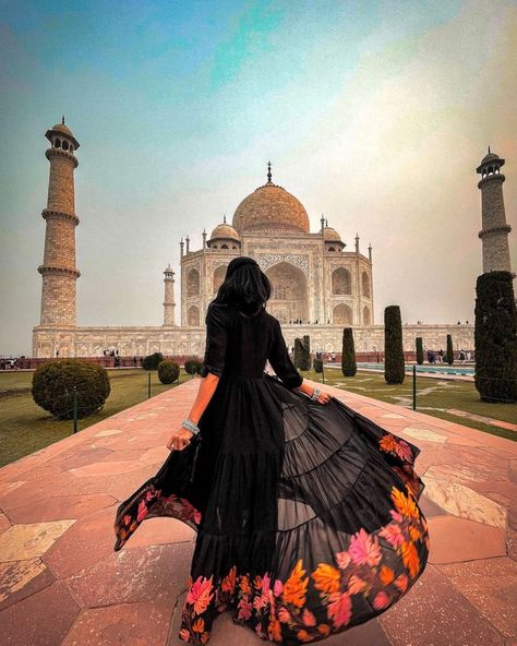 Tajmahal Love Wallpaper, Tajmahal Inspired Dress, Tajmahal Photoshoot Couple, Tajmahal Couple Photos, Taj Mahal Picture Ideas, Tajmahal Photoshoot Dress, Tajmahal Photography Taj Mahal, Taj Mahal Photo Ideas, Taj Mahal Poses