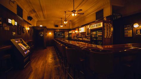 What Makes a Bar a True Dive Dive Bar Interior Design, American Dive Bar, Dive Bar Decor Ideas, Dive Bars Aesthetic, Vintage Bar Aesthetic, Dive Bar Aesthetic, Bartender Aesthetic, 90s Bar, 70s Bar