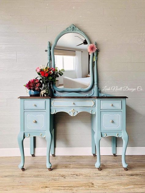 Love this classic vintage look of this vanity! Diy Painted Vanity, Repurposed Vanity Ideas, Refinished Vanity Makeup, Painted Antique Vanity With Mirror, Vintage Makeup Vanity Makeover, Antique Vanity Makeover Diy, Painted Vanity Makeup, Painted Vanity Ideas, Antique Vanity Ideas