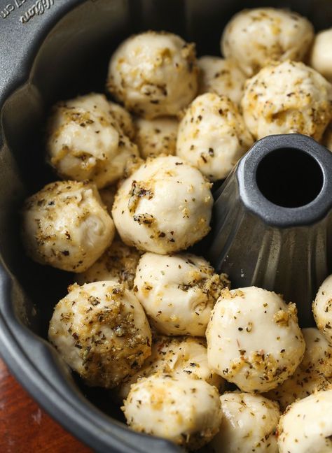 This Cheesy Garlic Pull-Apart Bread is stuffed with mozzarella cheese and coated in herb butter. Crazy good as a side dish, or dipped in marinara for a meal! Garlic Monkey Bread, Pull Apart Pizza Bread, Homemade Garlic Bread, Pull Apart Bread, Bread Machine Recipes, Monkey Bread, Snacks Für Party, Cheese Bread, Herb Butter