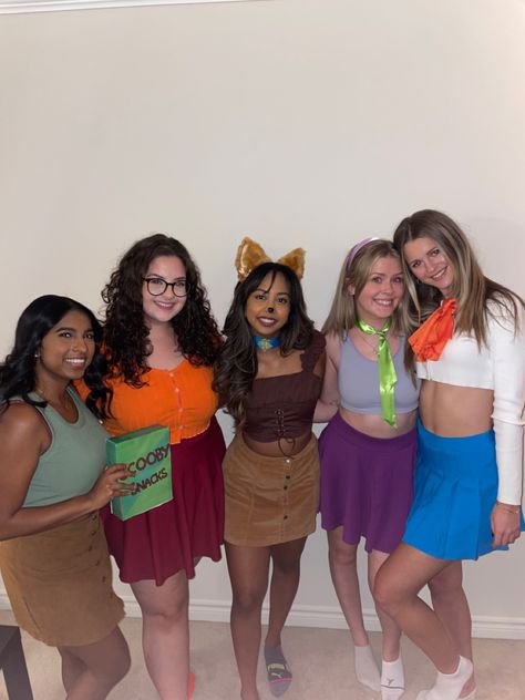 Group costume scooby doo gang Scooby Doo Costumes Scooby, Genderbend Scooby Doo, 6 Costume Group, Group Of Four Costume Ideas, Cute Shaggy Costume, Scooby Doo Dog Costume Women, Scooby Doo Crew Costumes, Tellatubby Halloween Costume, 5 Halloween Costumes Group Of