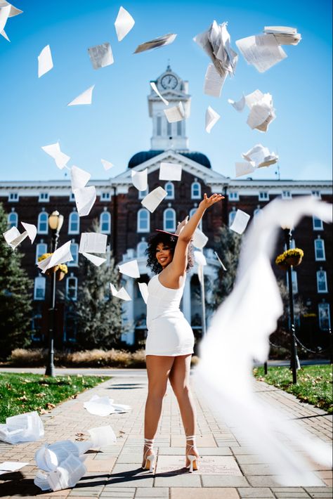 Graduation Pictures Outfits, Grad Photo Ideas, College Grad Pictures, Grad Picture Ideas, Nursing Graduation Pictures, Senior Photoshoot Poses, College Graduation Photoshoot, College Graduation Pictures Poses, Grad Shoot