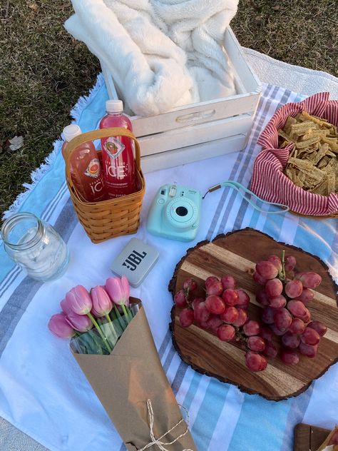 🧺🌸🌿💐📸🥳 #picnic #datenight #dateideas #summertime #summertimerelatablemoods (insta @alaina-dokter) Pinterest Picnic, Cottage Core Food, Surprise Party Themes, Picnic Drinks, Picnic Date Food, Picnic Inspiration, Picnic Birthday, Picnic Date, Cute Baking