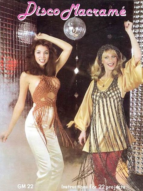 When the bass drops… Drop a stitch. 70s Disco Party Outfit, Moda Disco, Disco Party Outfit, 70s Fashion Disco, 70s Mode, Patti Hansen, 1970s Disco, Vintage Disco, Disco Style