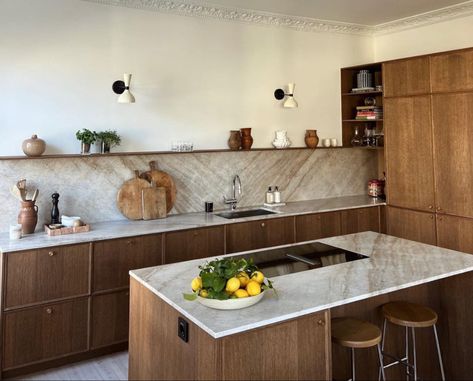 Kitchen Facing Living Room, Kitchen Without Upper Cabinets, Oak Wood Kitchen, Chestnut Kitchen, Modern Walnut Kitchen, English Interior, Walnut Kitchen, New Kitchen Designs, Modern Kitchen Interiors